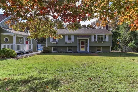 51 Spur Ln, Barnstable, MA 02648