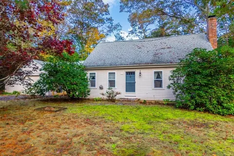 318 Lake Shore Dr, Barnstable, MA 02648