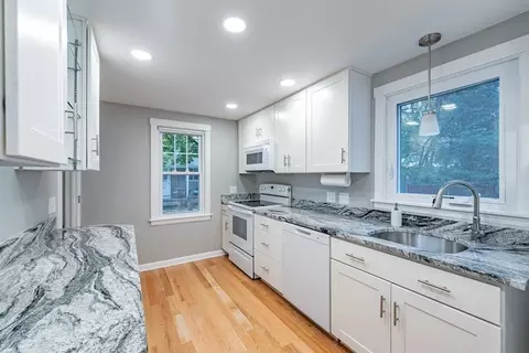 111 Mayflower Rd, Springfield, MA 01118 photo 2