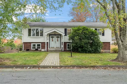 30 Oakmeadow Ln, Methuen, MA 01844