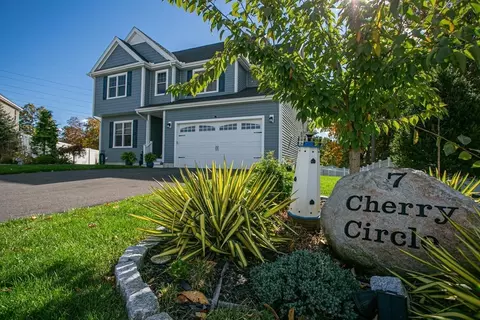7 Cherry Cir, Medway, MA 02053