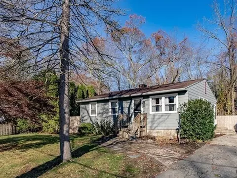 68 Cornflower St, Springfield, MA 01118