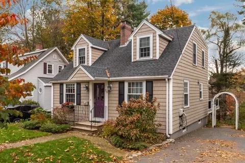 28 Willow St, Reading, MA 01867