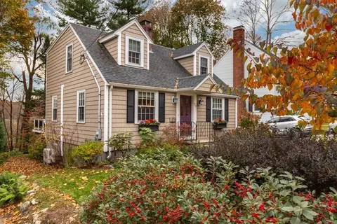 28 Willow St, Reading, MA 01867 photo 2