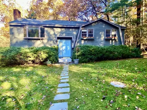 11 Groton Rd, Tyngsborough, MA 01879