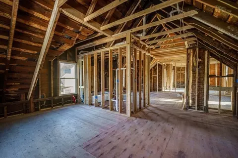38 Acushnet Ave, Springfield, MA 01105 photo 9