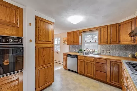 311 Holcomb Rd, Springfield, MA 01118 photo 7