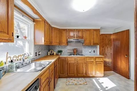 311 Holcomb Rd, Springfield, MA 01118 photo 8