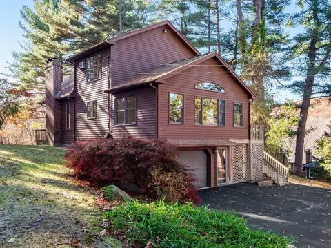 4 Wellington Rd, Oxford, MA 01540