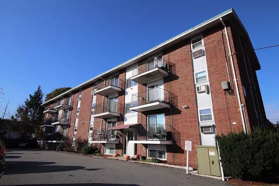 36 Essex St 2, Saugus, MA 01906 19 Photos Movoto