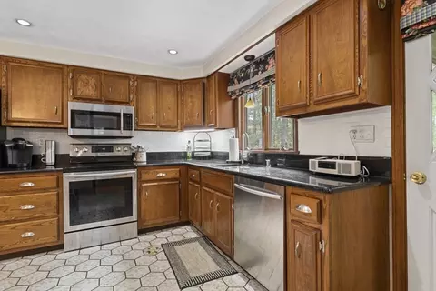 12 Juniper Dr, Saugus, MA 01906 photo 4