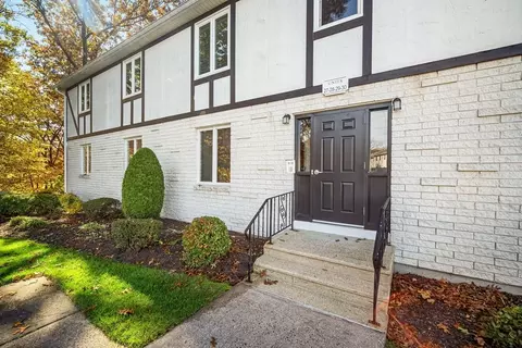 200 Lambert Ter #27, Chicopee, MA 01020