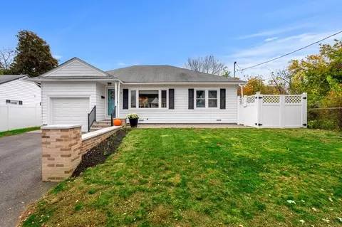 18 Weisner Pkwy, Methuen, MA 01844