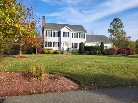 18 Nachaomet Rd, Lakeville, MA 02347