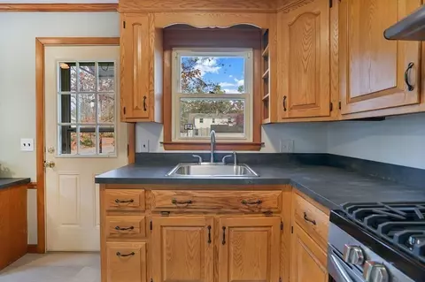 154 Sunrise Ter, Springfield, MA 01119 photo 5