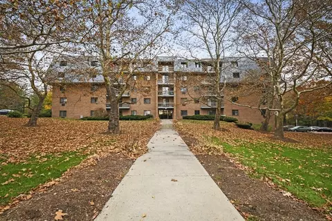 65 Commons Dr #402, Shrewsbury, MA 01545