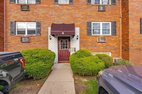 4 Maple Crest Cir #E, Holyoke, MA 01040