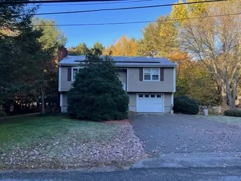 42 Hollister Rd, Swansea, MA 02777