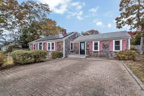 16 Hiawatha St, Falmouth, MA 02536