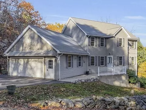 10 Loves Ln, Woburn, MA 01801