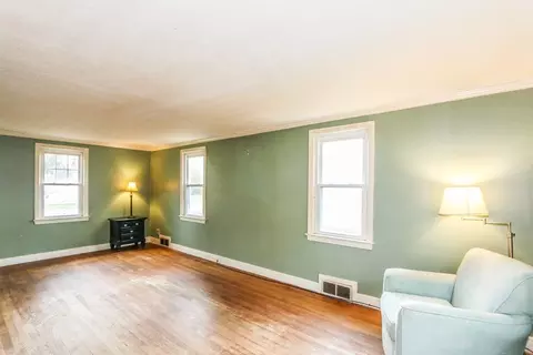 8 Maxwell Pl, Springfield, MA 01118 photo 3