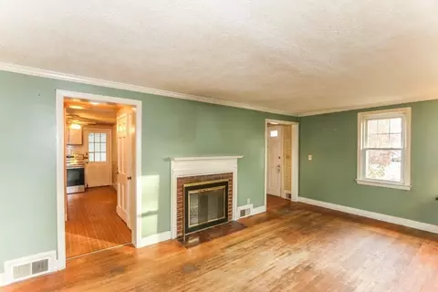 8 Maxwell Pl, Springfield, MA 01118 photo 5