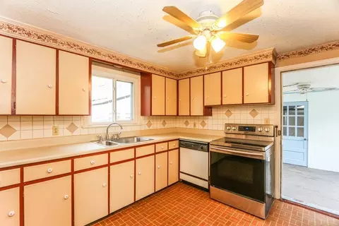 8 Maxwell Pl, Springfield, MA 01118 photo 13