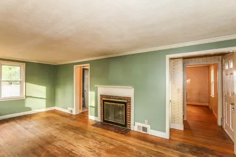 8 Maxwell Pl, Springfield, MA 01118 photo 4