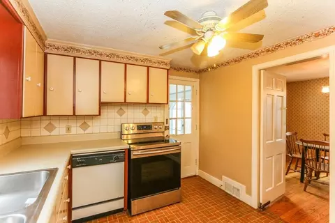 8 Maxwell Pl, Springfield, MA 01118 photo 14