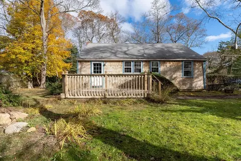 7 Elm St, Tisbury, MA 02568