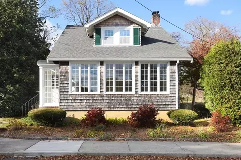 21 Bay View Ave, Plymouth, MA 02360
