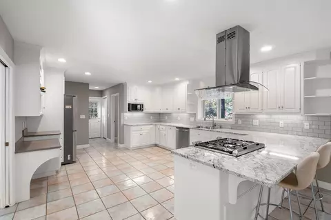 1091 High St, Dedham, MA 02026 photo 9