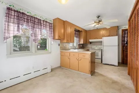 23 Frontenac St, Chicopee, MA 01020 photo 5