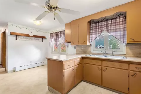 23 Frontenac St, Chicopee, MA 01020 photo 4