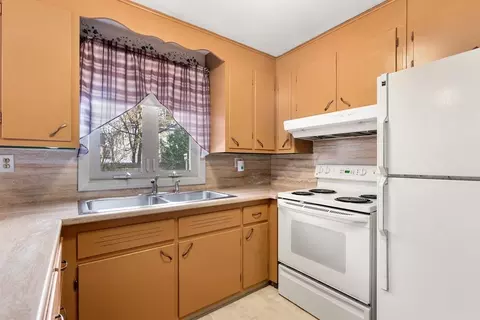 23 Frontenac St, Chicopee, MA 01020 photo 3