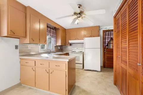 23 Frontenac St, Chicopee, MA 01020 photo 6