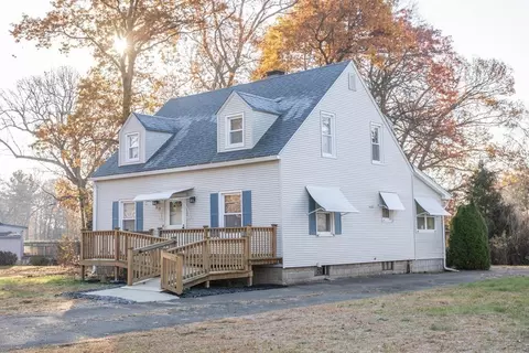 28 Center St, Agawam, MA 01001