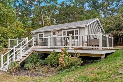 29 Pokonoket Rd, Plymouth, MA 02360