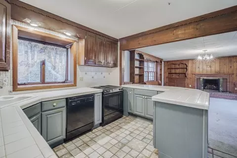 80 Embassy Rd, Springfield, MA 01119 photo 9
