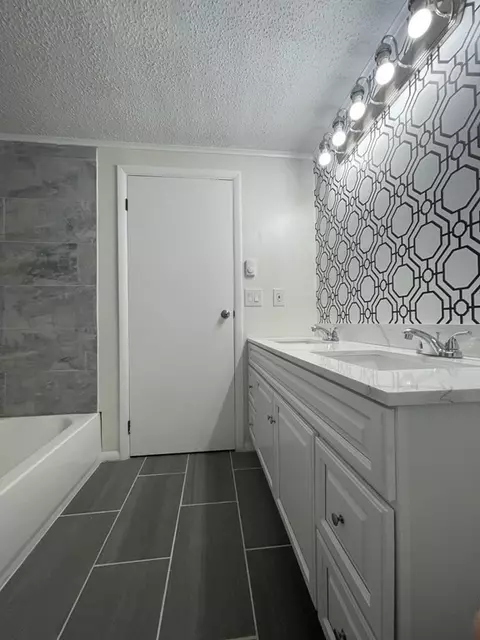 133 Pine Grove St, Springfield, MA 01119 photo 9
