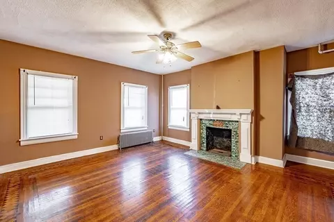 Living - 71 Mountainview St, Springfield, MA 01108 photo 1 of 3