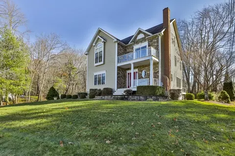 6 Captains Dr, Salem, NH 03079