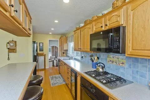 83 Upper Beverly Hls, West Springfield, MA 01089 photo 13