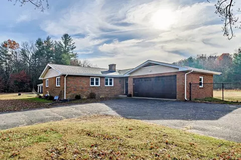555 Holyoke Rd, Westfield, MA 01085