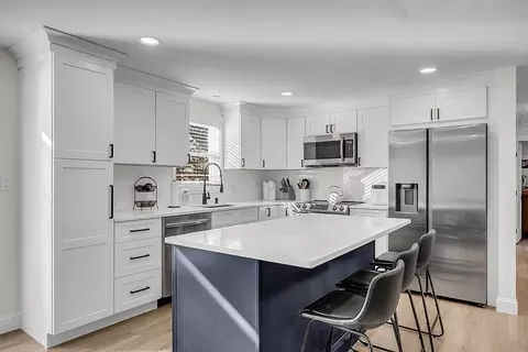 35 Riverdale Ave, Tewksbury, MA 01876