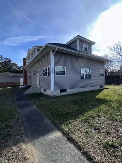 203 Montcalm St, Chicopee, MA 01020
