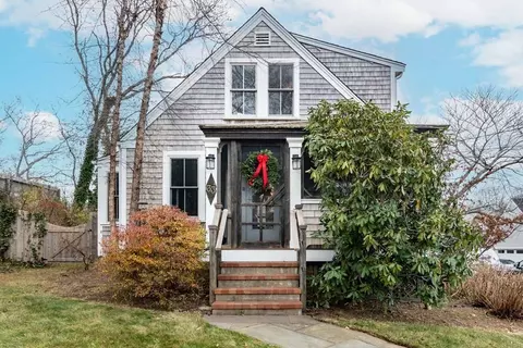 33 Renear St, Tisbury, MA 02568