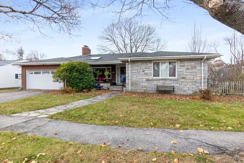 8 Eisenhower Ave, Beverly, MA 01915 photo 2