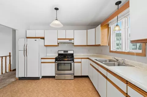 11 Dundee St, Fall River, MA 02721 photo 8
