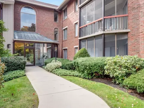 770 Salisbury St #323, Worcester, MA 01609